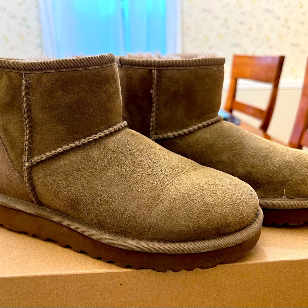 Ugg Mini II boots, sz 5/36.